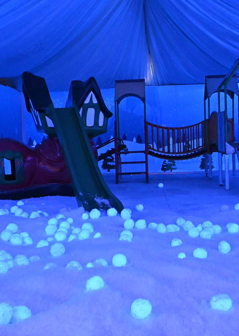 Snow Play at The Willows garden Centre,  A snowy indoor play area